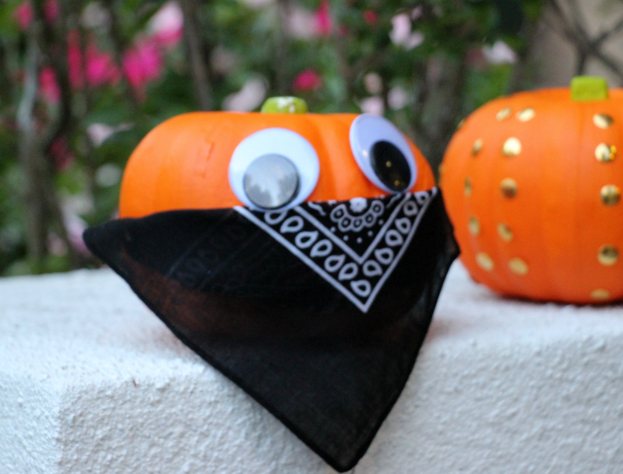 bandana-pumpkin-diy-halloween-decor